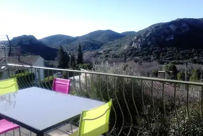 Image de maison de vacances avec terrasse, vue panoramique, lac des olivettes