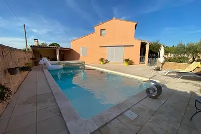 Image de Maison provençale avec piscine extérieure chauffée