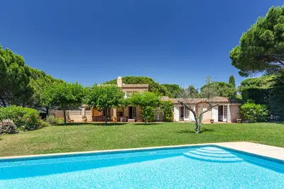 Image de Luxurious villa with a large swimming pool villa