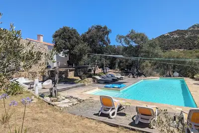 Image de villa à Lumio, grande piscine, parc arboré