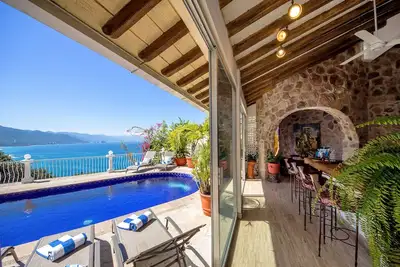 Image de Villa privée spectaculaire avec une vue imprenable sur la côte sud