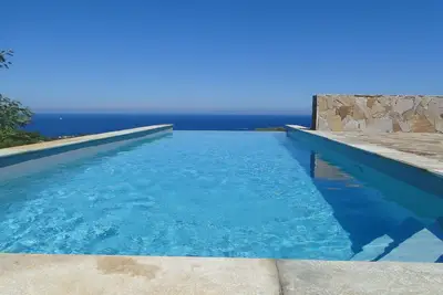 Image de Splendide villa d'architecte au dessus de l'ile Rousse avec vue mer à 180°
