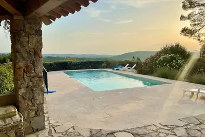 Image de Belle villa avec superbe piscine, vue panoramique