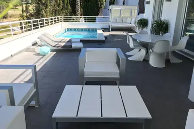 Image de Appartement Design avec grande terrasse, jardin et piscine privé.