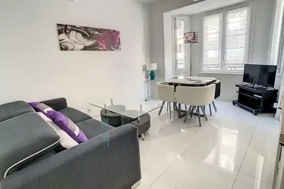 Image de Petit 2 pièces entièrement rénové à quelques mètres de la Croisette