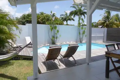 Image de charmante petite villa 2 chambres avec piscine privée dans quartier résidentiel