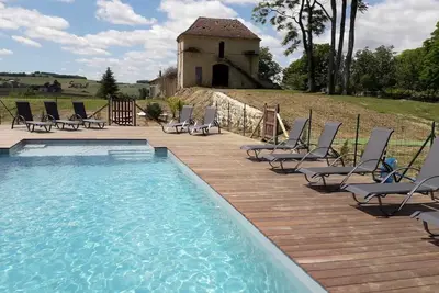 Image de Beau château et centre de retraite avec piscine dans le sud-ouest de la France