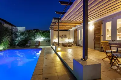 Image de Maison élégante, confortable et parfaitement située avec piscine chauffée et vue sur la montagne.