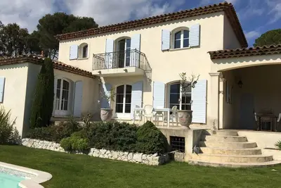 Image de Cadre idyllique Bastide familiale Vue Saint Paul de Vence et mer