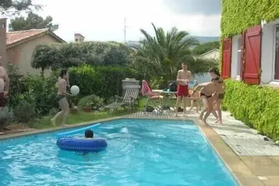 Image de Villa de 2 appartements pour 8 personnes, piscine, jardin. Proche commerces.