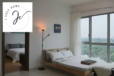 Image de Piscine à débordement + Vue nocturne Klcc + Vue sur la tour Kl + Métro @Regalia Suites