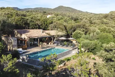 Image de Magnifique villa de 260m2 climatisée vue mer piscine chauffée et plage à pieds