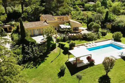 Image de Villa 300m2 à 4km d'Aix, 4 chambres, 3 SdB, calme et campagne Piscine chauffée