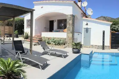 Image de Jolie villa avec piscine privée, proche de la mer.