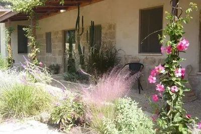 Image de Belle maison en pierre dans le jardin tranquille de Zichron