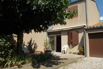 Image de Maison avec jardin ombragé dans une impasse calme de Narbonne.