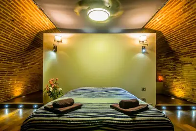 Image de Loft classé 4* hypercentre Carmes 93m2 ❄️Clim  Calme wifi