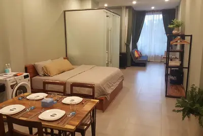 Image de Près de Royal Palace-GardenView Apt w Rooftop & Jacuzzi