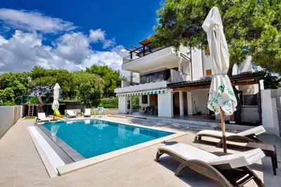 Image de Villa de charme, emplacement calme, vue imprenable et piscine à débordement est tout ce dont vous avez besoin