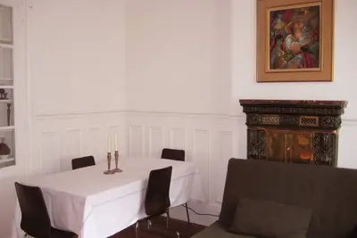 Image de Récemment rénové, immaculée, charme du vieux monde à la frontière de Paris; peut dormir 5