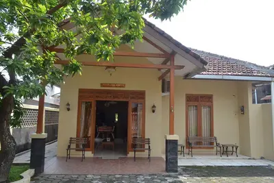 Image de Simple 3br House Ă Yogyakarta + WiFi + Tv + eau chaude