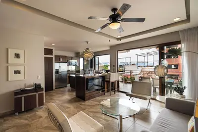 Image de 2 Bed 2 Bath Partial Ocean View Suite · R205