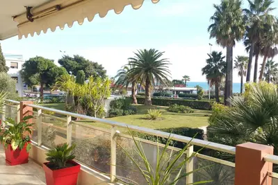 3 Pieces 65 M2 Bord De Mer-Face Plages/Port/Commerces