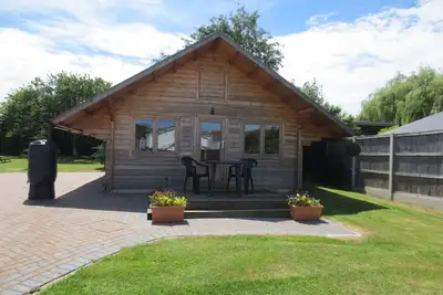 Cabane en rondins idyllique dans le jardin de l'Angleterre