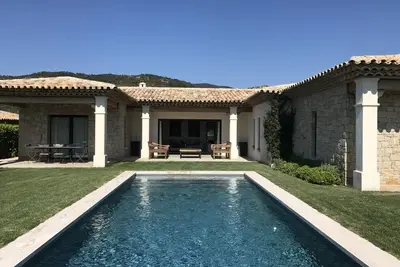 Image de Villa néo-provençale / contemporaine 3 chambres 3 salles de bain piscine