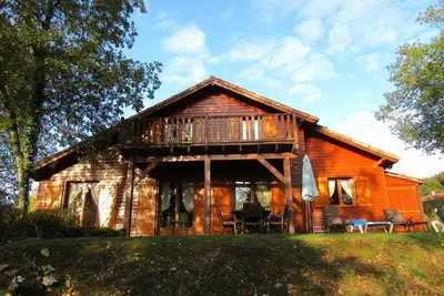 Image de Grand chalet lumineux pour 8 personnes avec piscine sur un golf