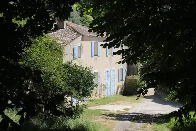 Image de Entre Campagne et Océan, l'Ombrière accueille les amoureux de charme et nature.