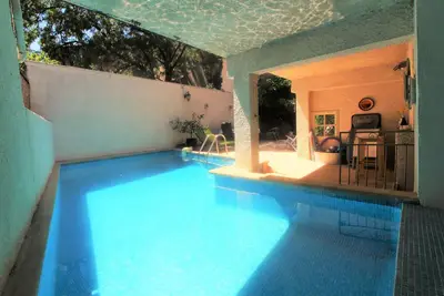 Image de Gite lumineux et spacieux avec piscine privée chauffée et jardin sur cour.