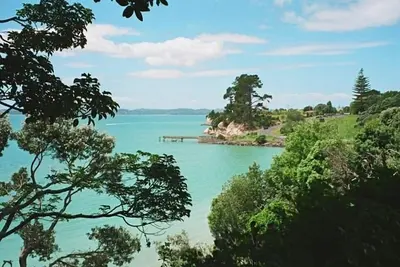 Image de Privé et ensoleillé! Propre chemin vers la plage