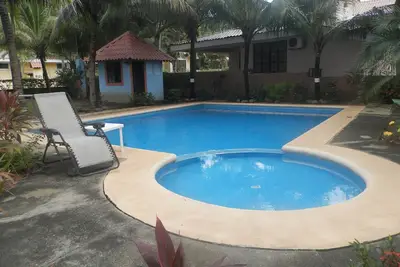Image de Grand condo familial avec piscine ~ minutes de la plage et du Minimart.