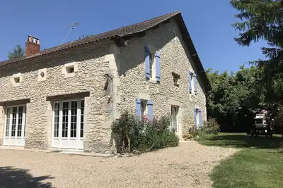 Image de Spacieuse maison de caractère à la campagne proche Bergerac ***