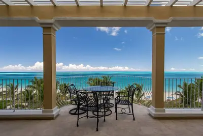 Image de Villa 402 4ème étage, 2 chambres, 2 1/2 salles de bain Penthouse face à l'océan (4-5 personnes)