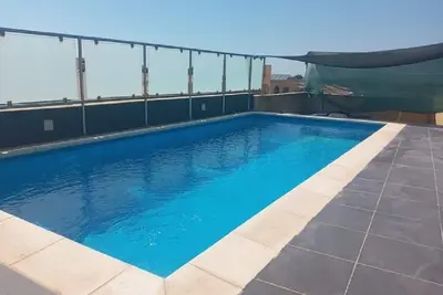 Image de Maison d'angle Cauchi avec piscine sur le toit climatisée!