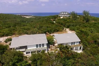 Image de Tennis Villas 1 au sommet de \"Breezy Hill\"