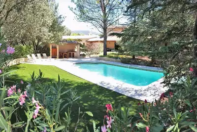 Image de Grande villa provençale avec piscine, dans le Parc du Luberon, Provence