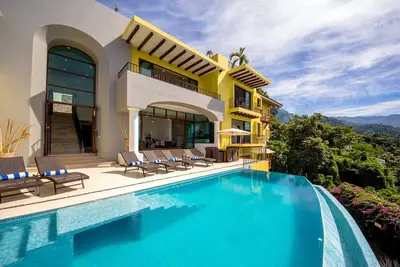 Image de Villa haut de gamme, superbes vues sur la baie, piscine privée à distance de marche de la plage
