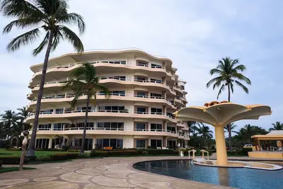 Image de Condo de luxe en bord de mer avec des vues imprenables sur l'océan!