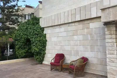 Image de Chambre privée dans une maison conçue avec amour