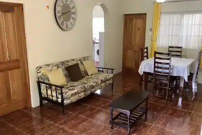 Image de Appartement indépendant récemment rénové avec Ac et Wifi
