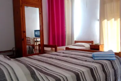 Image de Chambre climatisée avec kitchenette, idéale pour les individuels, les familles et les groupes.