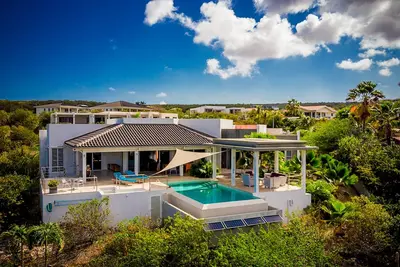 Image de Cette maison bien équipée est en particulier pour les couples qui aiment le calme et le luxe!