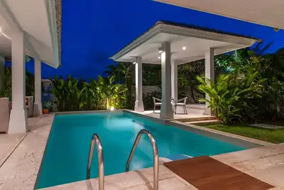 Image de Villa privée avec piscine, à seulement 3 minutes à pied de la plage, nouvelle terrasse extérieure!