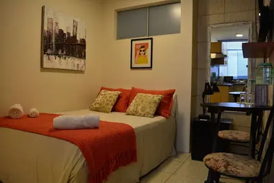 Grand studio près de l'aéroport avec salle de bain privée et kitchenette