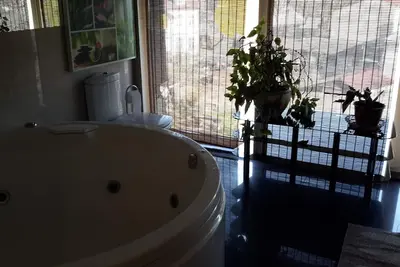 Image de Appartement avec terrasse et jacuzzi.