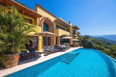 Image de Villa haut de gamme avec de superbes vues, piscine privée, à distance de marche de la plage