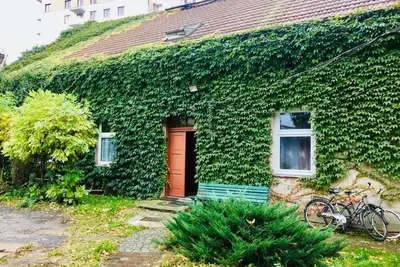 Image de Appartement dans une maison couverte de lierre, près de la vieille ville